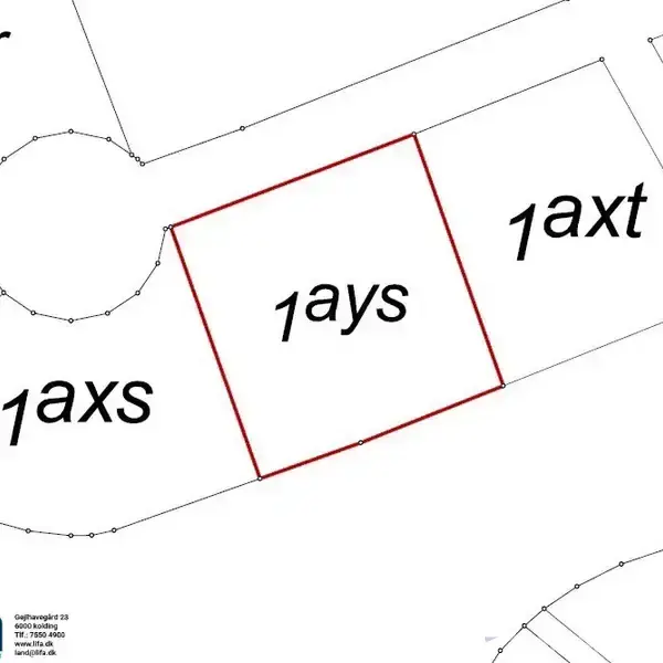 Et kortudsnit viser en rektangulær grund markeret med en rød linje. Tekst i billedet: "1axs," "1ays," og "1axt" angiver forskellige områder inden for kortet.