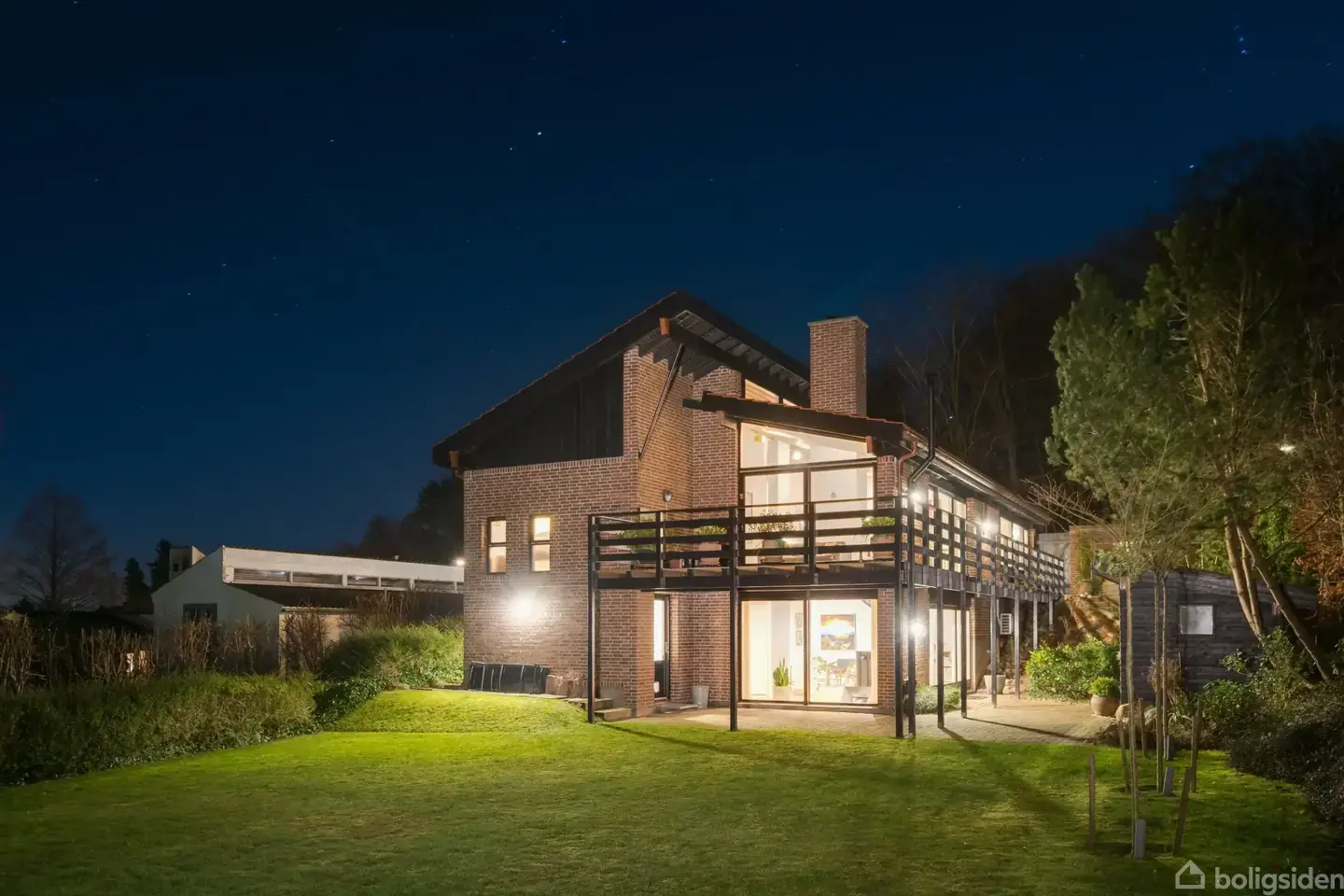 Højtbeliggende arkitekttegnet udsigtsvilla midt i alt det grønne.