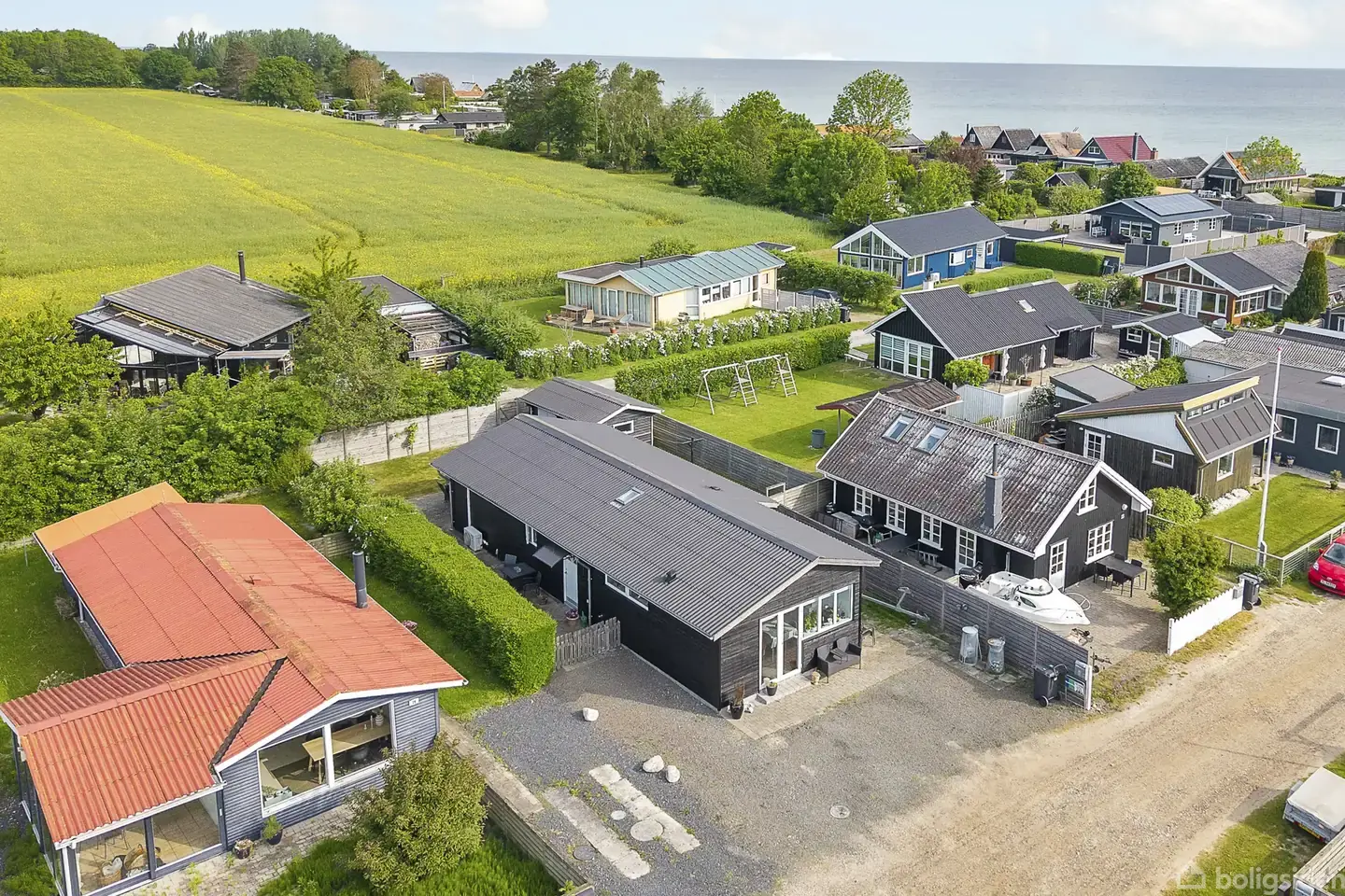 moderniseret sommerhus 100 meter fra stranden