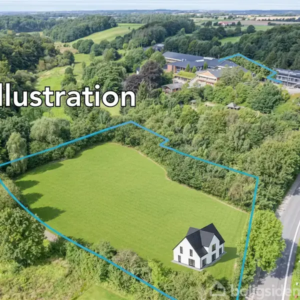 En hvid bygning står alene på en stor, grøn mark, omgivet af skov. Illustrative blå linjer markerer arealet. Tekst: "Illustration". En vej løber langs markens kant.