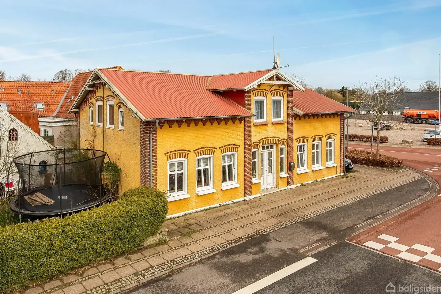 Villa med mange kvadratmeter og stor garage