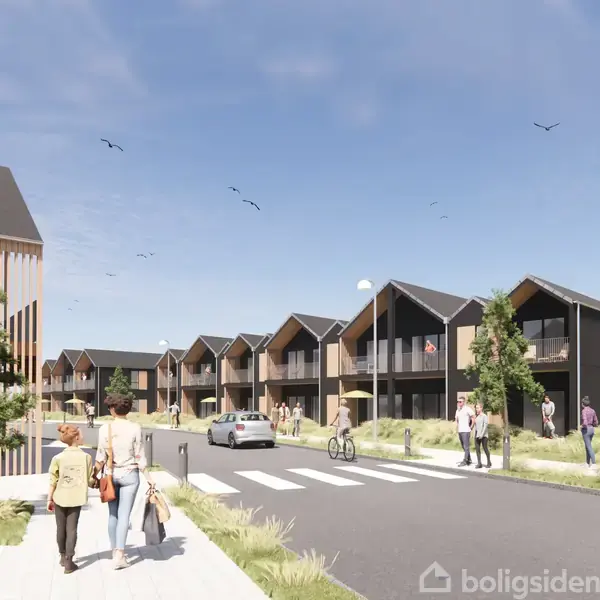 En række moderne rækkehuse står langs en vej, hvor mennesker går og cykler. Biler er parkeret, og træer omkranser området. Fugle flyver på himlen over den solrige gade.