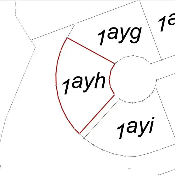 Plotnummerne 1ayh, 1ayg, 1ayi skitseret på et diagram med tynde sorte og røde linjer. De er placeret omkring en cirkulær vej eller plads.
