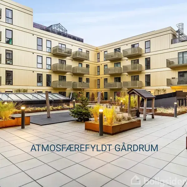 Gårdrum med flisebelagt terrasse og planter i kvadratiske bede. Bygningen omkranser området med flere altaner. Tekst: "ATMOSFÆREFYLDT GÅRDRUM".