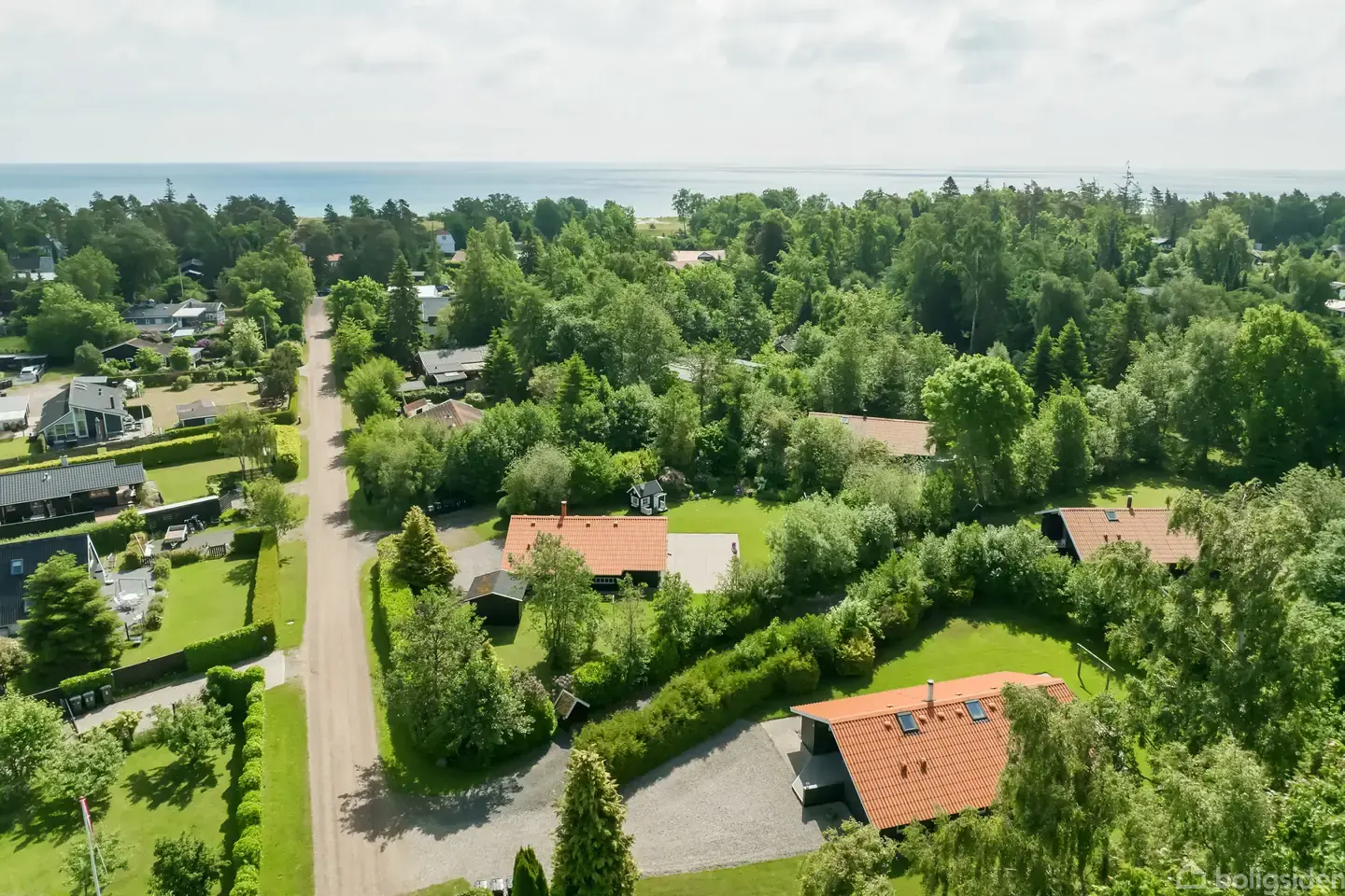 Ægte sommerhus stemning tæt på kyst & by