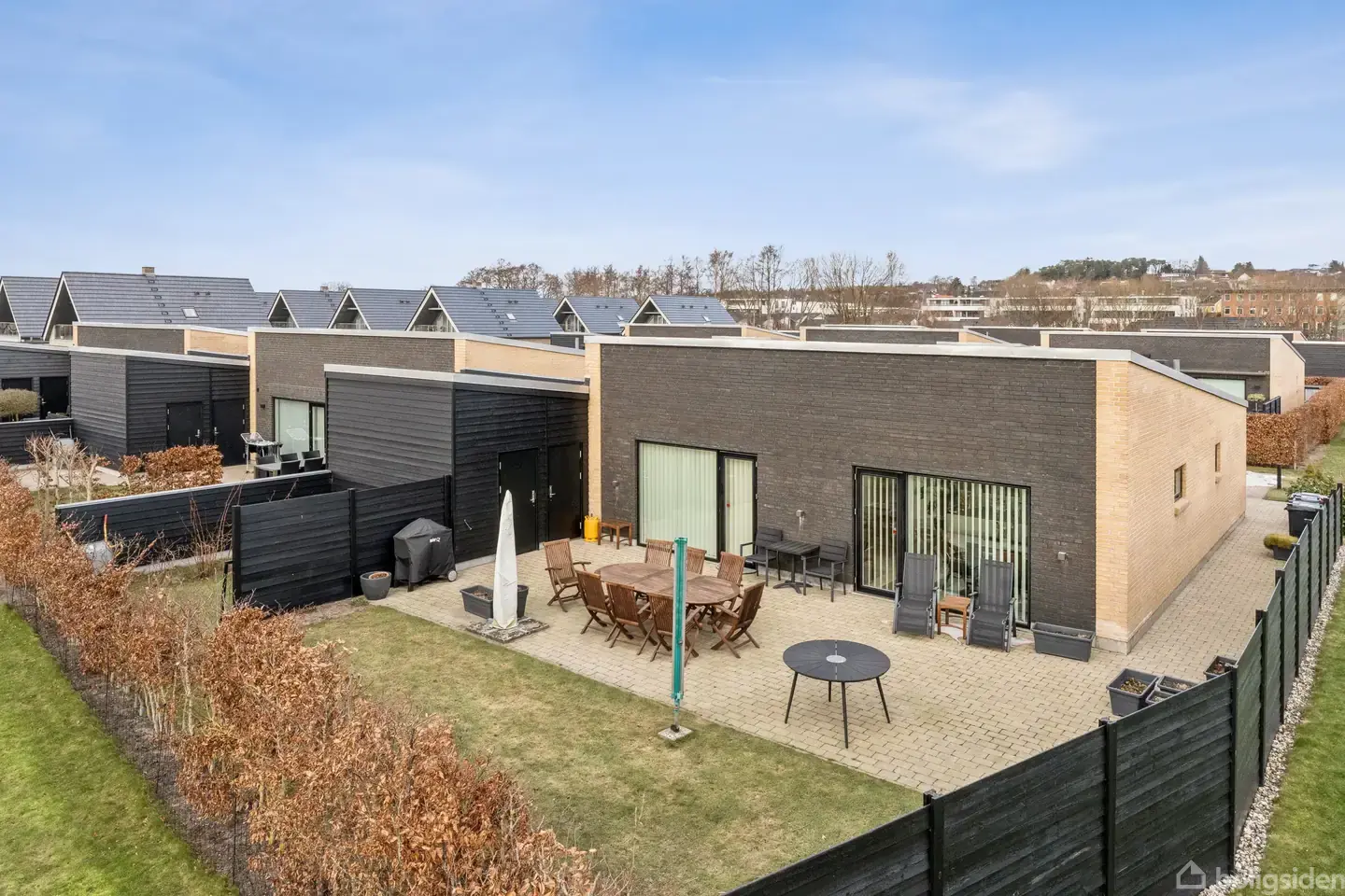 Lyst og højloftet etplanshus med fri udsigt