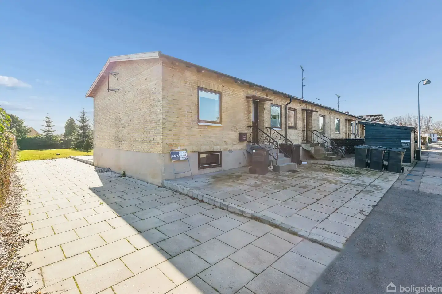 Charmerende rækkehus med potentiale i eftertragtet kvarter - din drømmebolig venter!