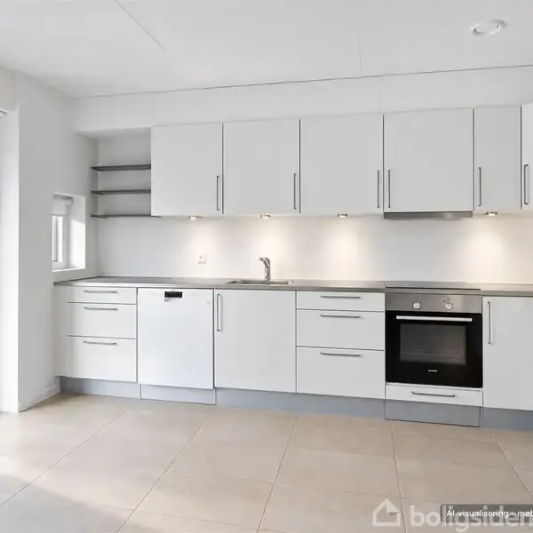 Hvidt køkken med indbygget opvaskemaskine og ovn, arrangeret langs en væg. Flisegulv og stor skydedør til venstre, lysindfald fra lille vindue. Minimalistisk og moderne stil.