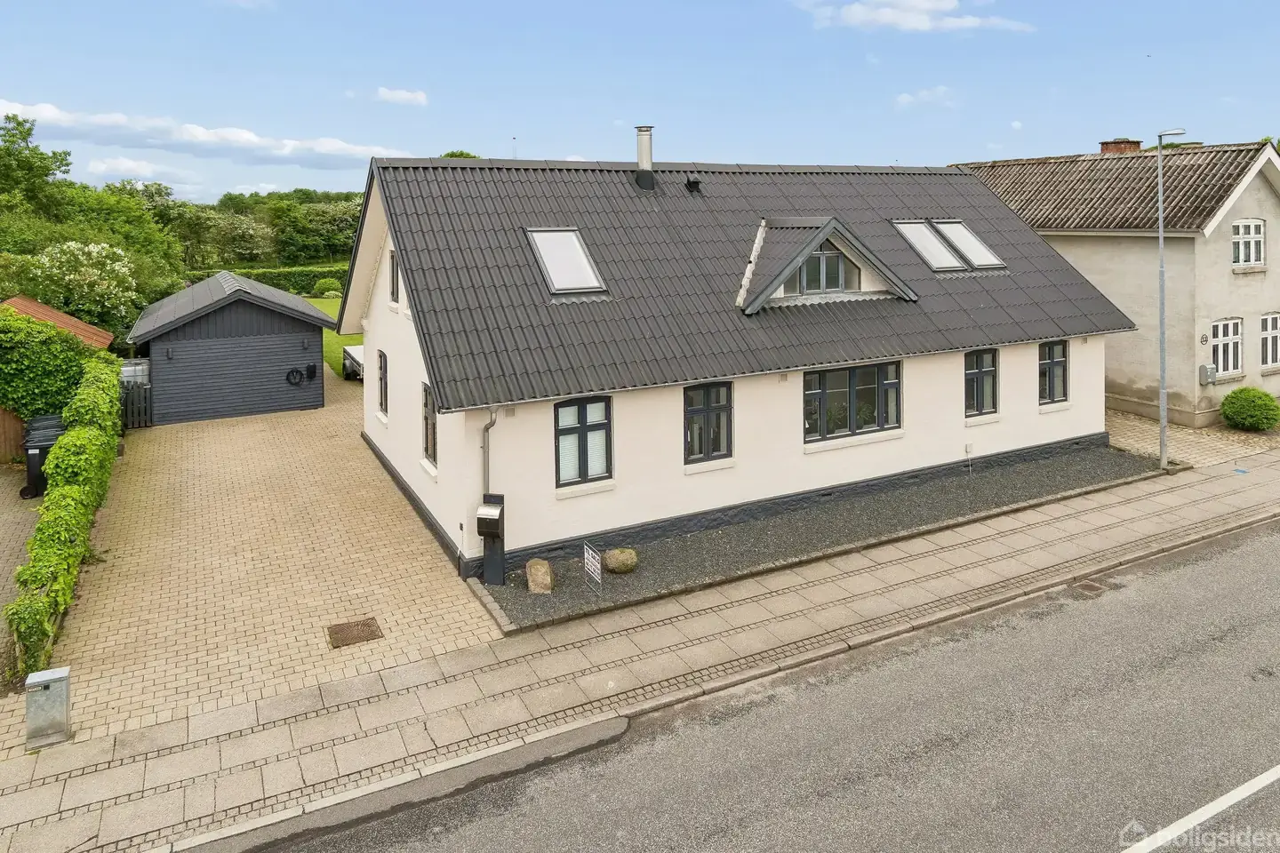 Indflytningsklar og moderniseret byvilla med skønt udemiljø