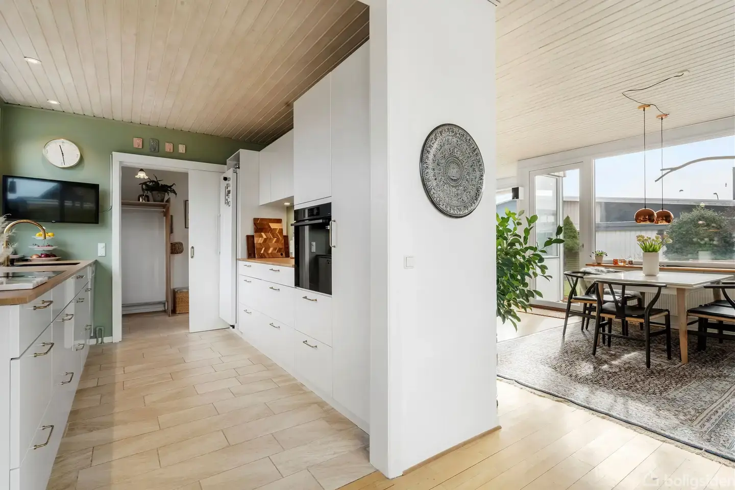 Velholdt og moderniseret Diplomvilla med nyt køkken fra 2025 og hyggelige opholdsrum – pohled 4