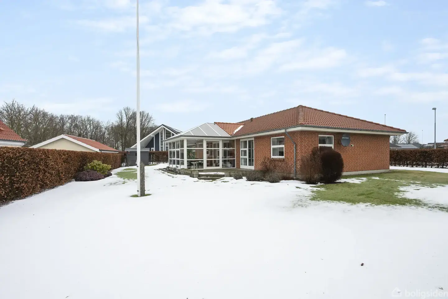 Velholdt, fuldmuret villa med isoleret udestue