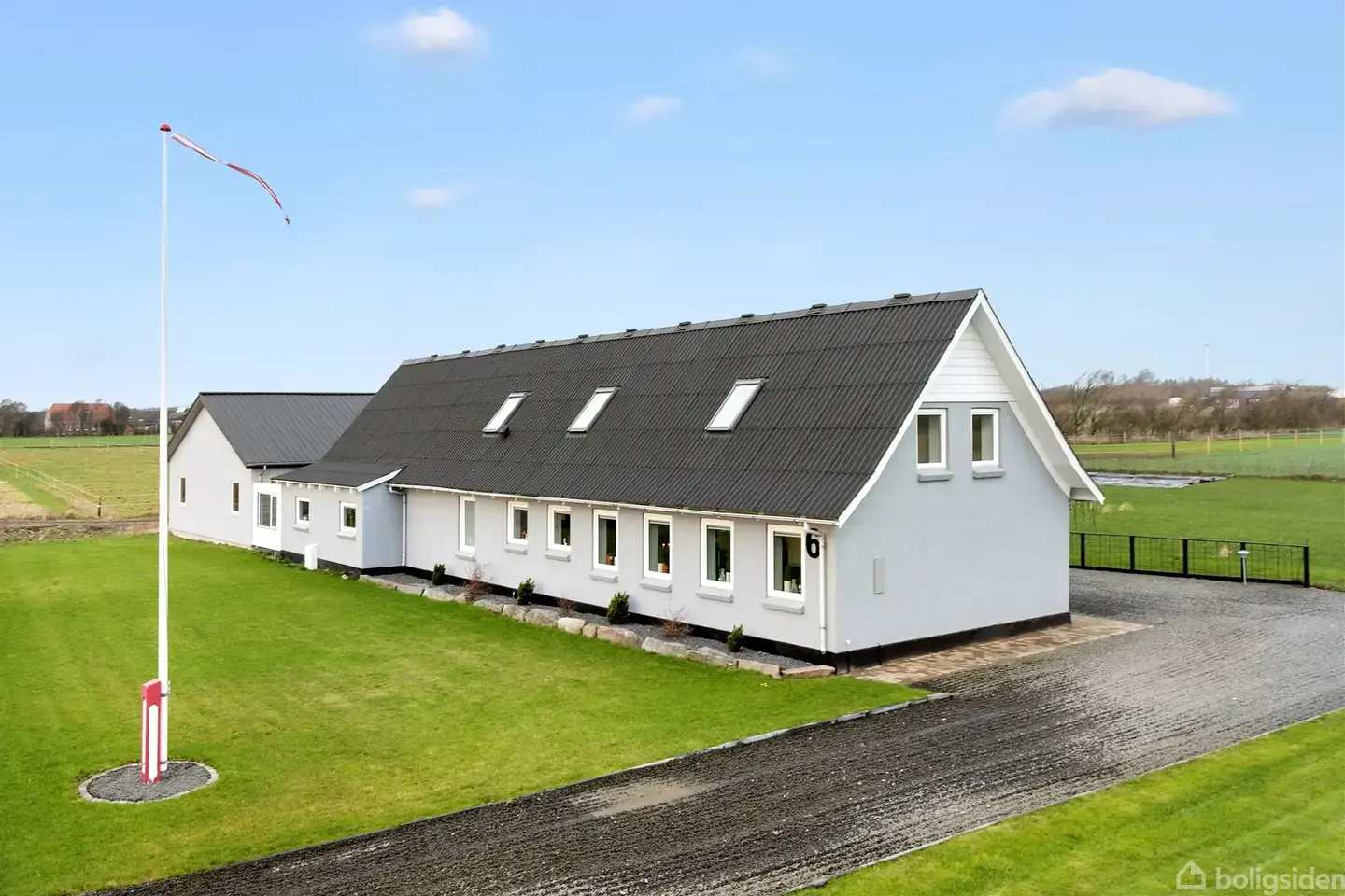 Flot renoveret ejendom med masser af plads og nyt udhus fra 2024 på 300 kvadratmeter - Visning 2