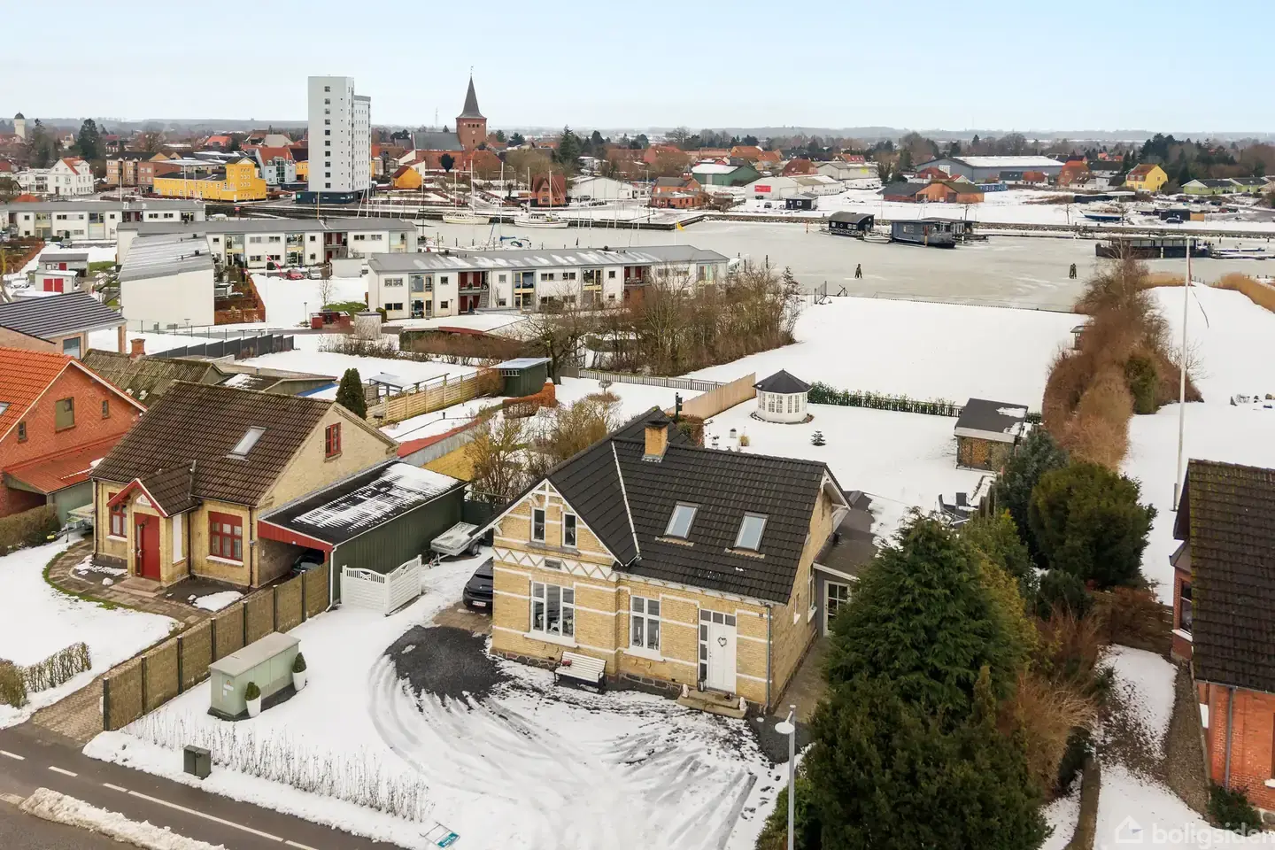 Charmerende villa med skøn beliggenhed og udsigt til vandet