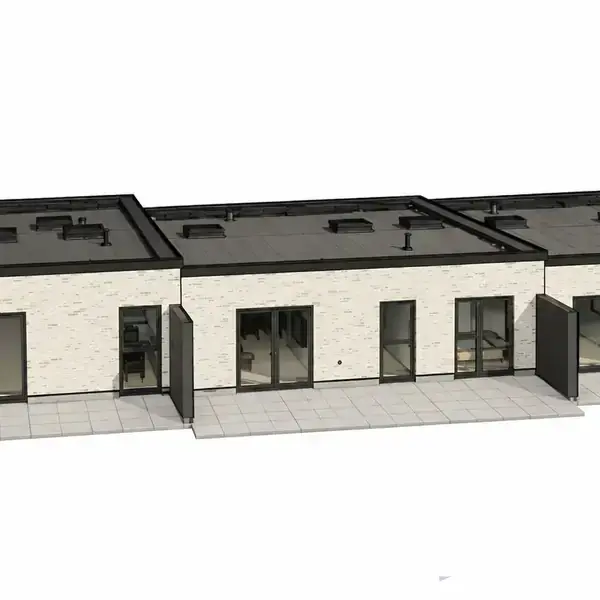 Et rækkehuskompleks med fladt tag og lyse mursten. Huse står side om side med store vinduespartier og døre, der åbner ud til en flisebelagt terrasse. Ingen tekst.