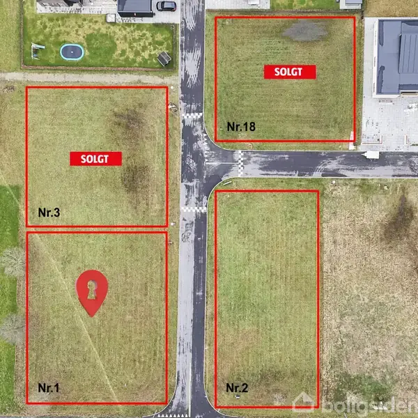 Fire indhegnede boliggrunde. Nr. 3 og Nr. 18 er markeret som "SOLGT". Nr. 1 viser en rød kortnål. Omkranset af veje og andre boliger.