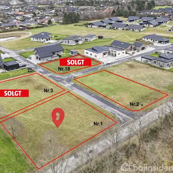 Grunde med markeringer og teksterne "SOLGT" ved Nr. 3 og Nr. 18, i et boligområde med omkringliggende huse. Nr. 1 og Nr. 2 er uden solgt-markeringer.