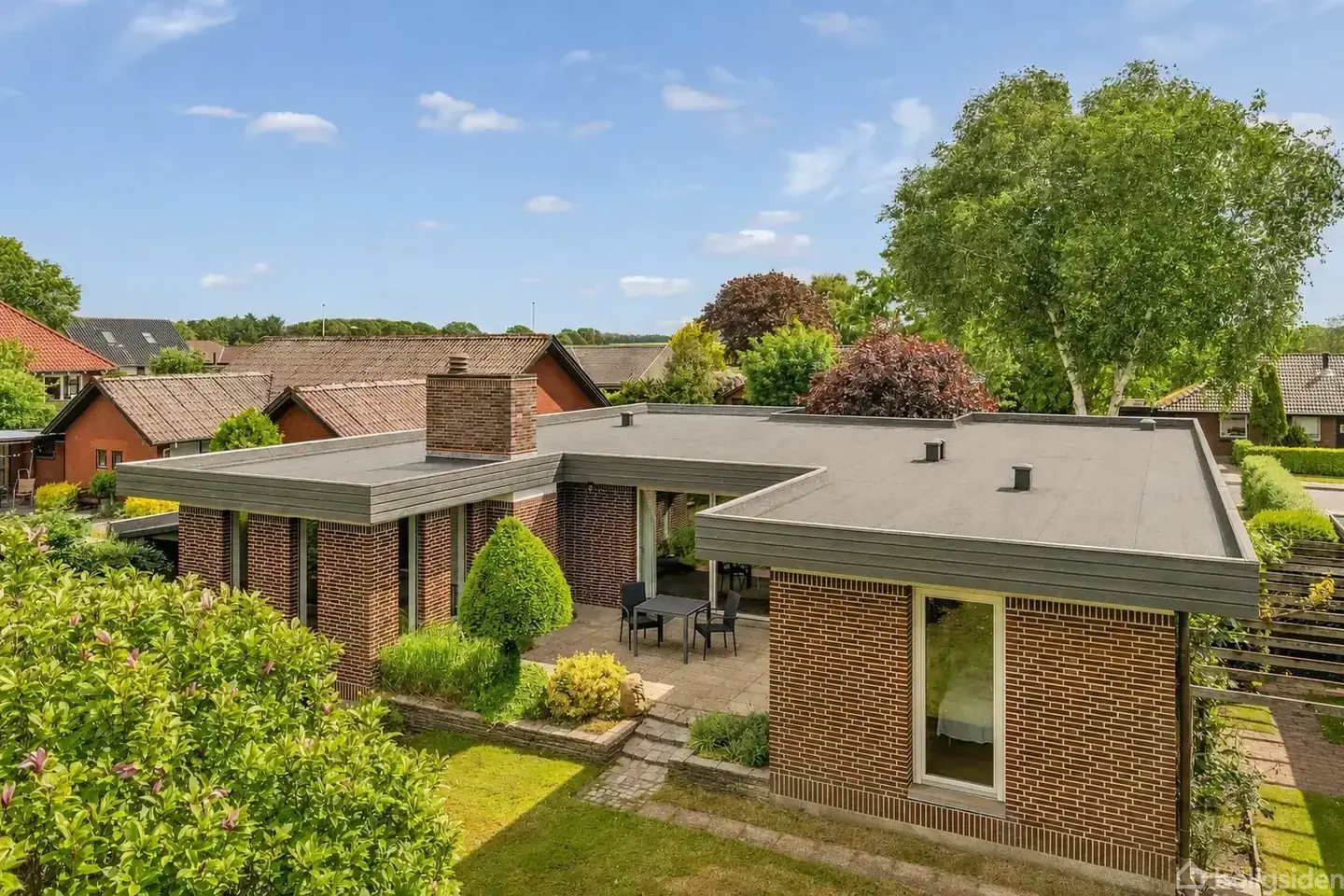 Arkitekttonisk spændende villa med skarpt design og skøn haveidyl