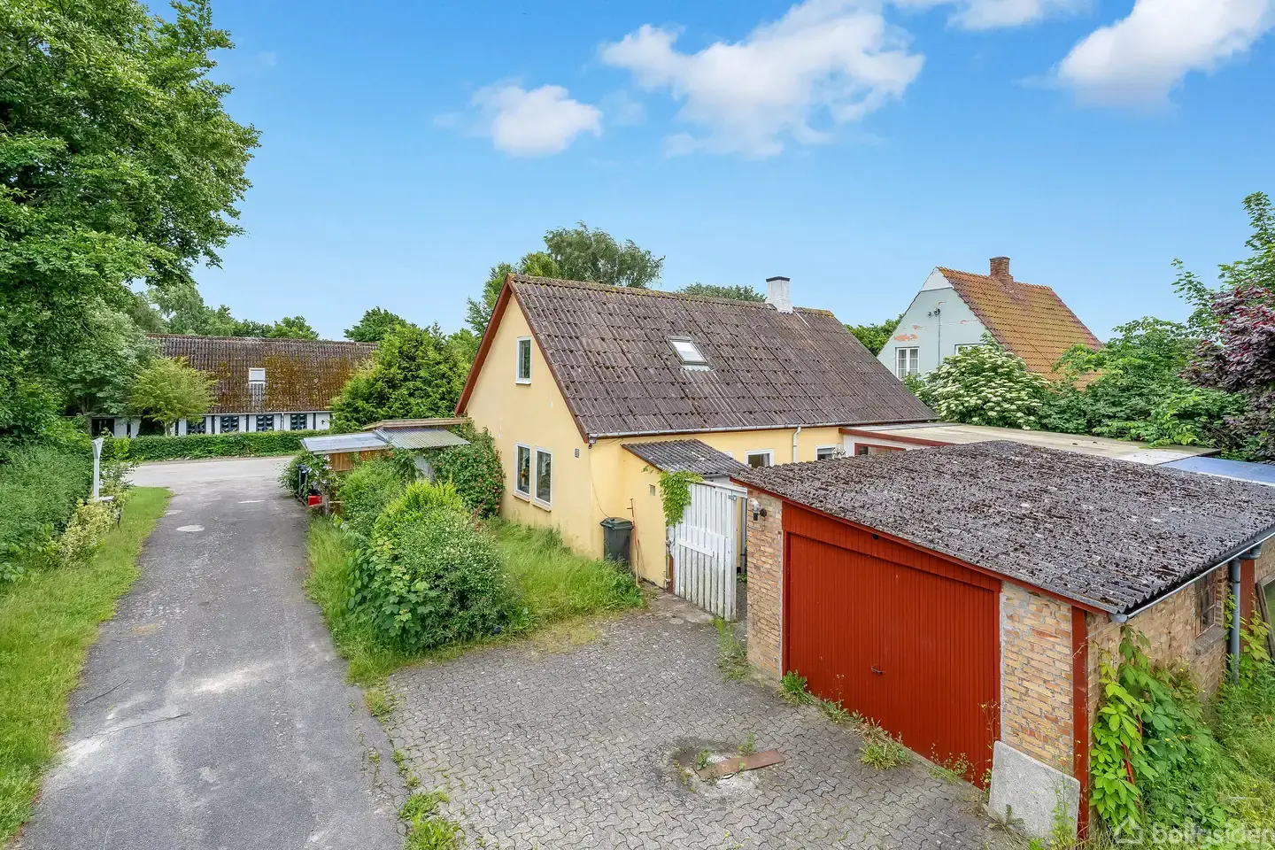 Roligt beliggende ejendom med garage og lukket have.