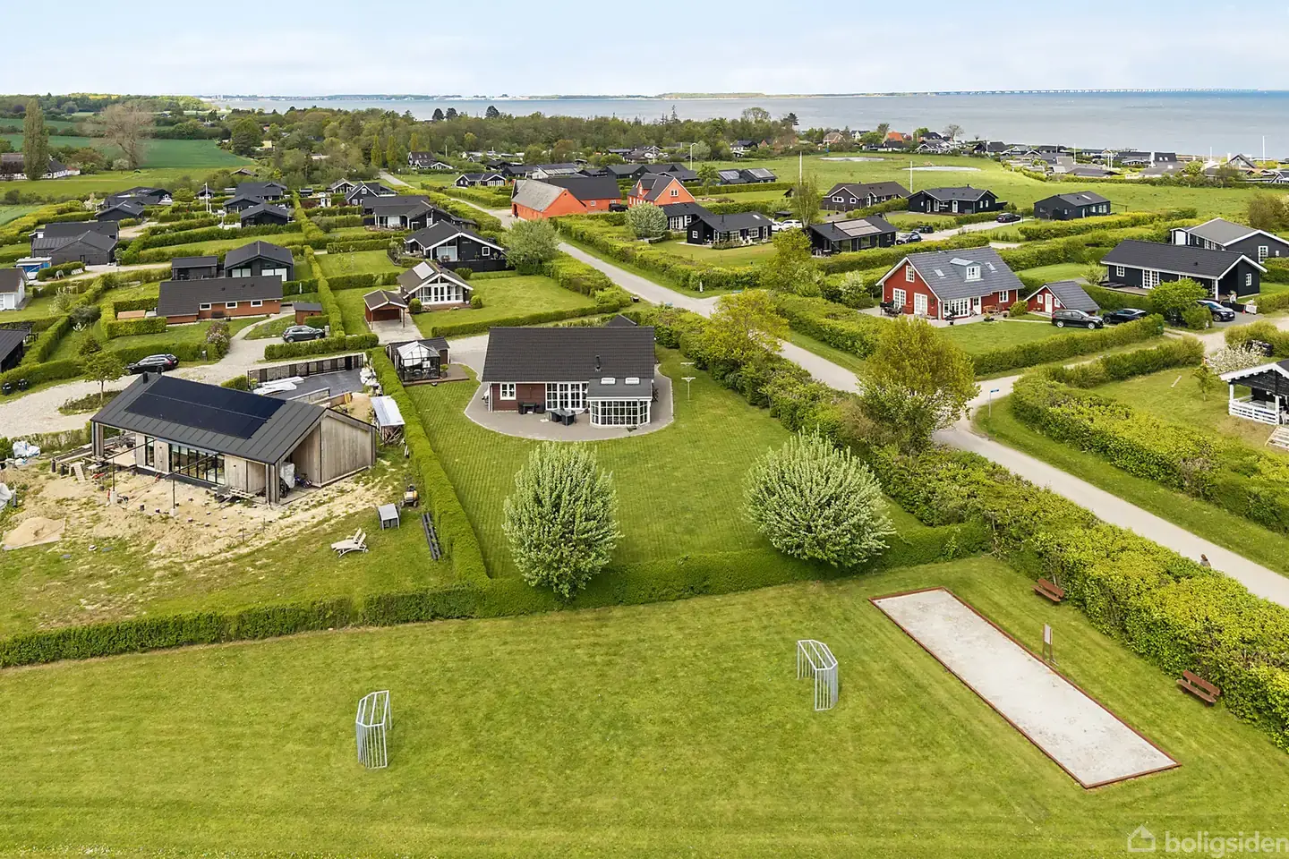 VIRKELIG FLOT OG VELHOLDT SOMMERHUS MED UDSIGT OVER LANDSKABET
