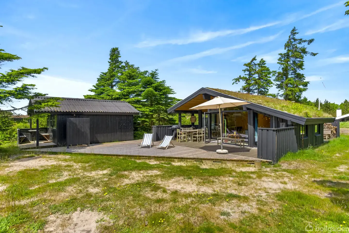 Stemningsfuldt sommerhus i rolig naturkulisse og i gåafstand til en af Vestkystens bedste badestrande