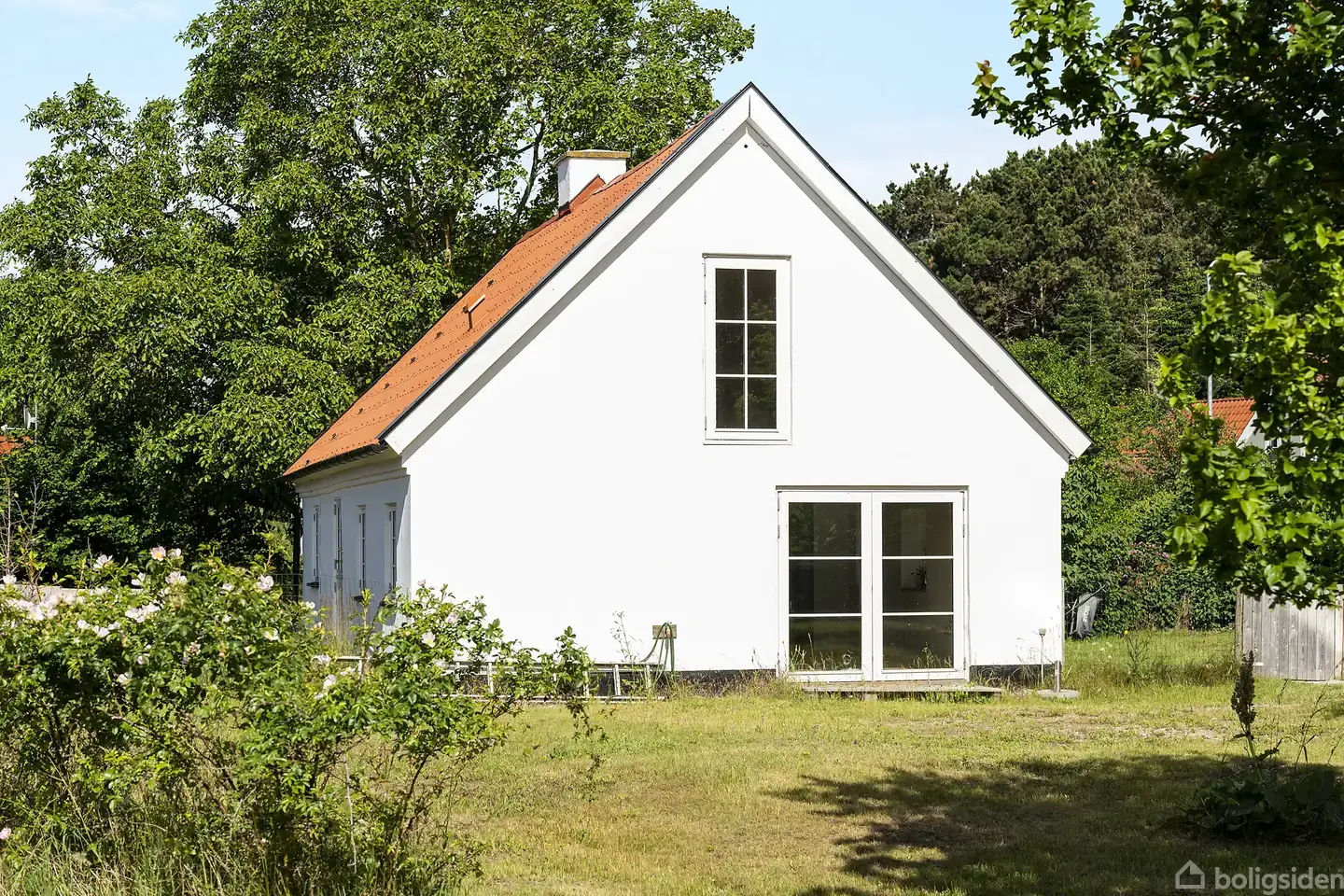 Landidyl i Auderød med gennemført renovering og stor grøn grund