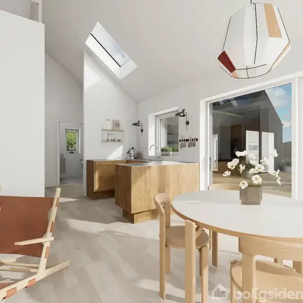 Moderne køkkenalrum med træbord og stole står i et lyst rum. Store vinduer viser en blomstrende have. Et minimalistisk design dominerer, med en unik loftslampe som hænger centralt.