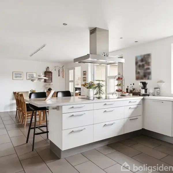 Et moderne køkken med hvide skabe og en central kogeø med emhætte. Der står stole ved kogeøen. Rummet er lyst med store vinduer og dekoreret med planter og billeder.