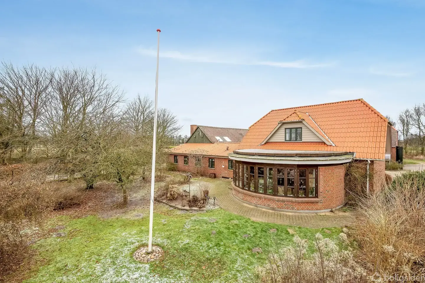 Fredeligt beliggende ejendom mellem Varde og Tarm