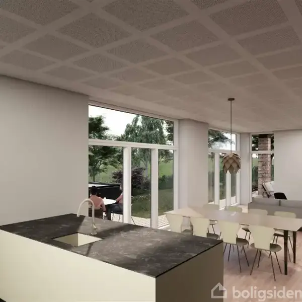 Et moderne køkken-alrum indeholder en køkkenø med sort bordplade og en vask. Et spisebord og sofa står ved store vinduer, hvor man kan se en terrasse og have udenfor.