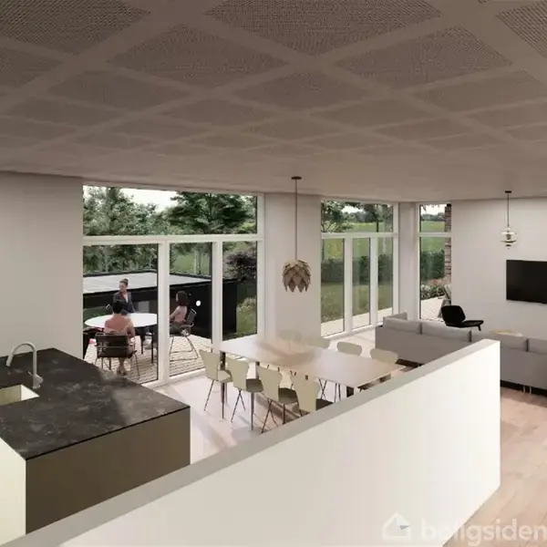 Et moderne køkken-alrum med en sort køkkenø og spisebord. Folk sidder udenfor på terrassen. Store vinduer giver udsigt til en grøn have og skaber en lys atmosfære.