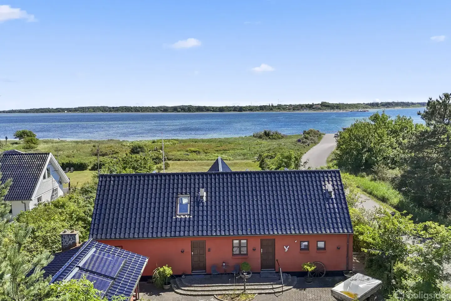 En sjælden liebhaverejendom i absolut første række til Roskilde Fjord
