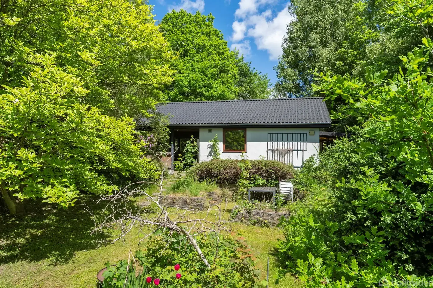 Naturskøn idyl ved Buresø – fredfyldt fritidsliv på stor, grøn grund