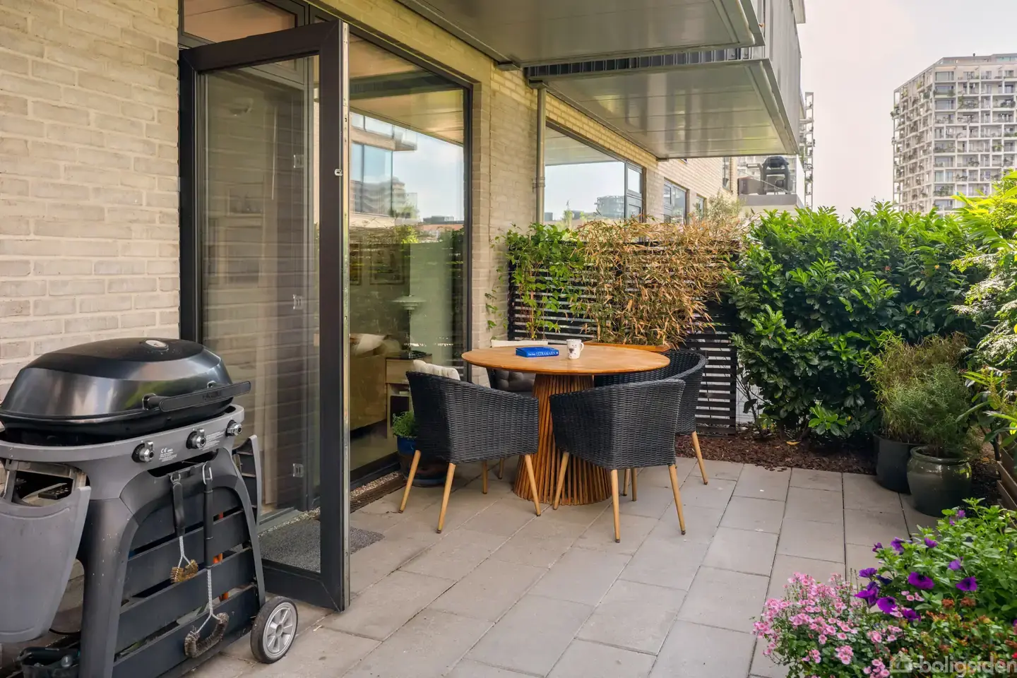 Stor og lækker stuelejlighed fra 2018 med skøn terrasse i Engholmene