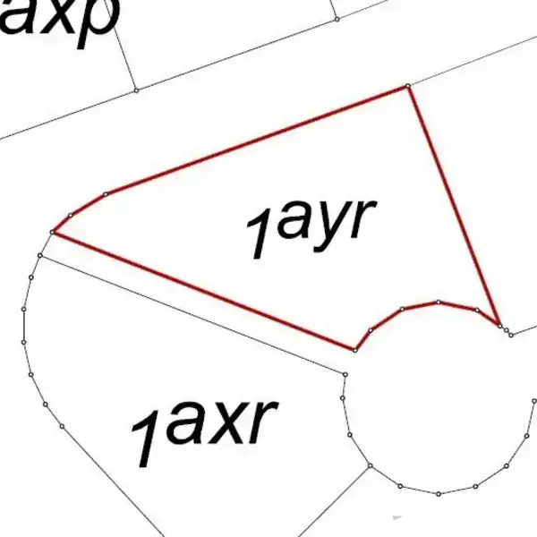 Kortudsnit viser en triangulær grund med grænser markeret i rødt, indeholdende teksten "1ayr". Omkring ligger en rund grund med teksten "1axr". Linjer afgrænser flere områder.