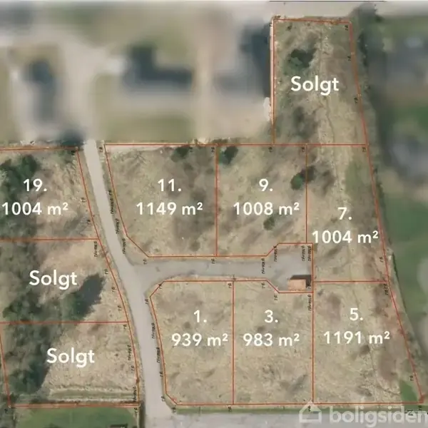 Luftfoto viser opdelte byggegrunde markeret med arealstørrelser i kvadratmeter som 1004 m², 1149 m² og "Solgt" på flere områder. Omgivelserne inkluderer veje og bebyggelse.
