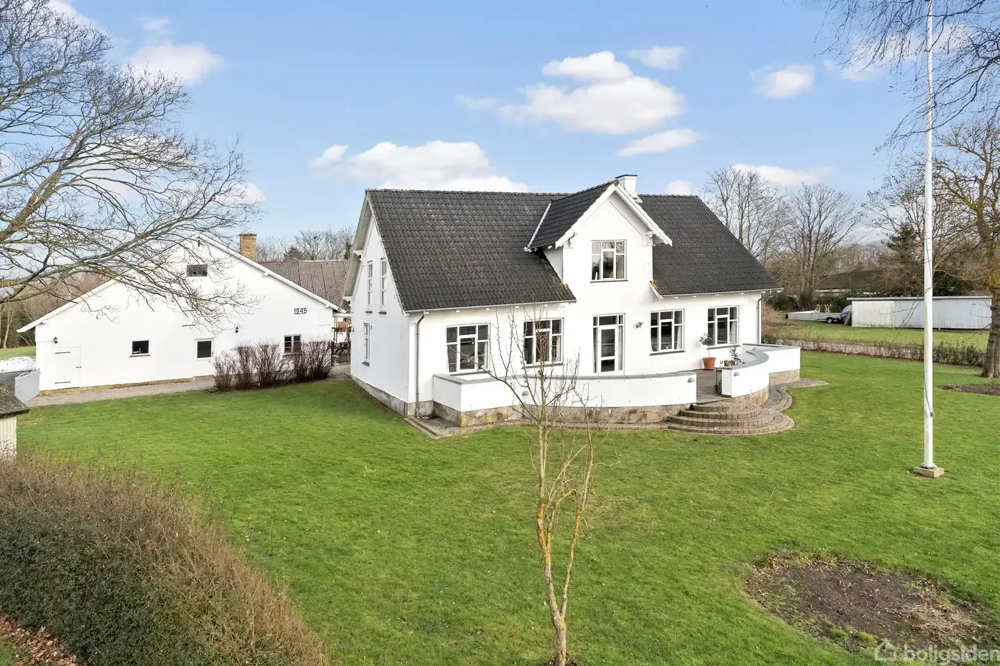 Moderniseret landejendom med de rigtige proportioner