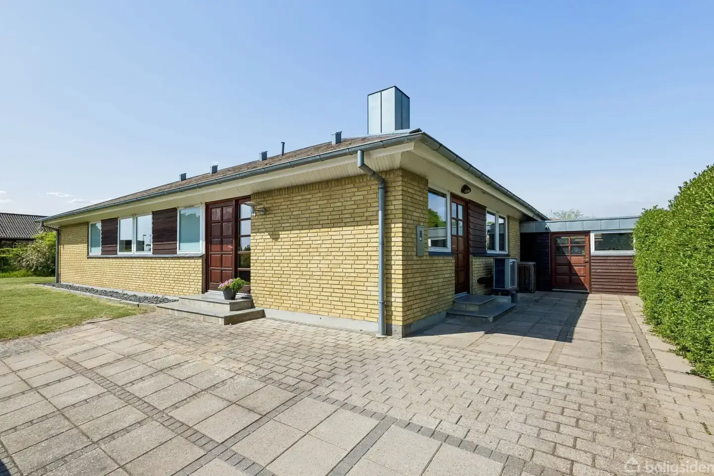 VILLA MED SJÆL – FÅ SKRIDT FRA SKOLE, STRAND OG MOLS BJERGE