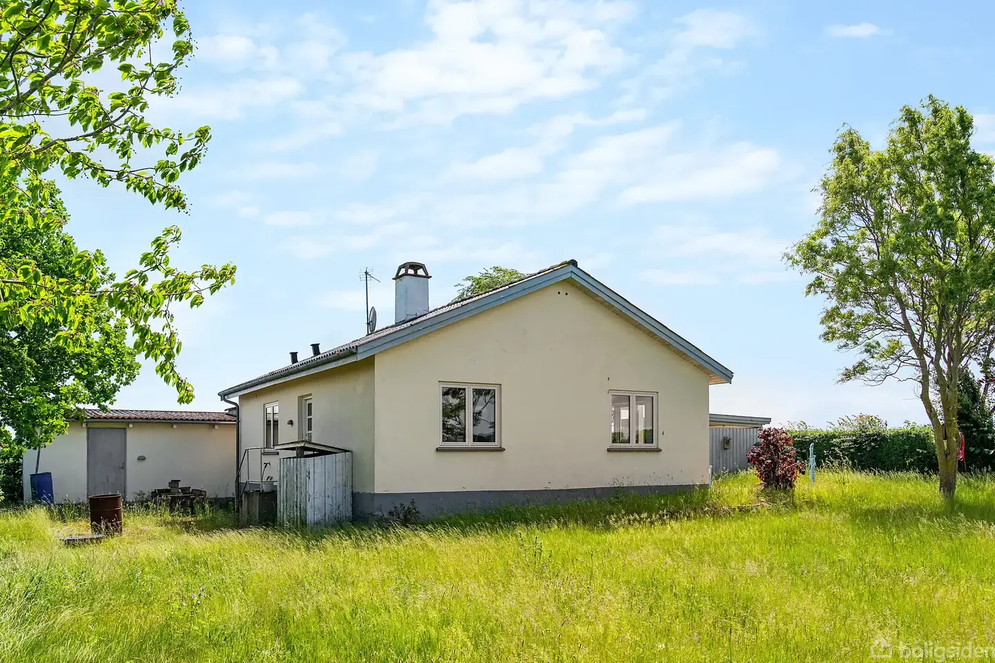 Skøn villa ved Bjergesø med udsigt over åbne marker og terrasser