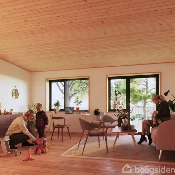 I en stue sidder en voksen med en baby, mens en anden voksen leger med et barn på gulvet. Møblerne er moderne, og rummet har store vinduer og træloft.