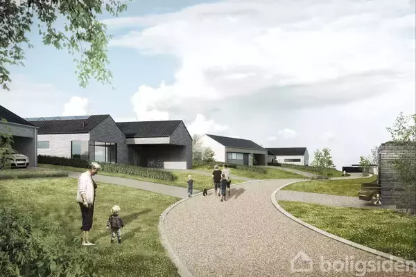 En række moderne huse står stilfuldt langs en snoet vej, mens voksne og børn går og leger i det grønne område omkring.