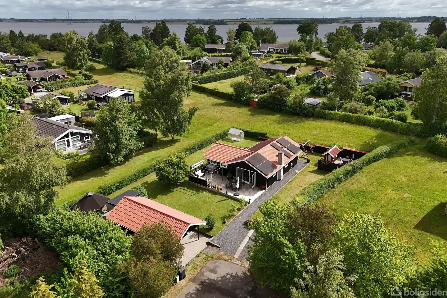 Helårsanvendeligt sommerhus tæt på vandet, med natur som nærmeste nabo