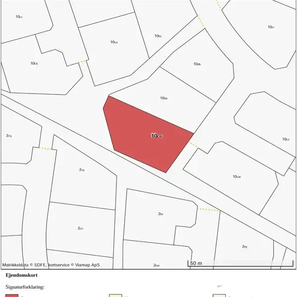 Rødt markering viser en grund med teksten "10cø". Det ligger i midten af en bykort med omkringliggende grunde og veje markeret i hvidt.