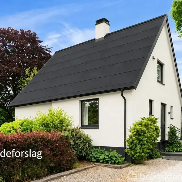 Hus med sort tag og hvid facade, omgivet af grønne buske og træer, med en grussti foran. Tekst: "Facadeforslag".
