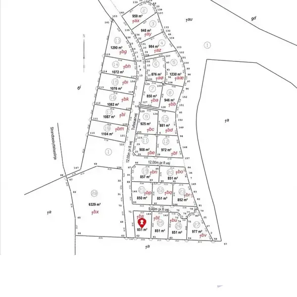 Kort viser en udstykning med parcelnumre og arealer i kvadratmeter. Betegnelser som "tbg," "tbj," og "zyq" markerer grunde. Flere parceller er på 851 m². Området er omkranset af veje og stier.