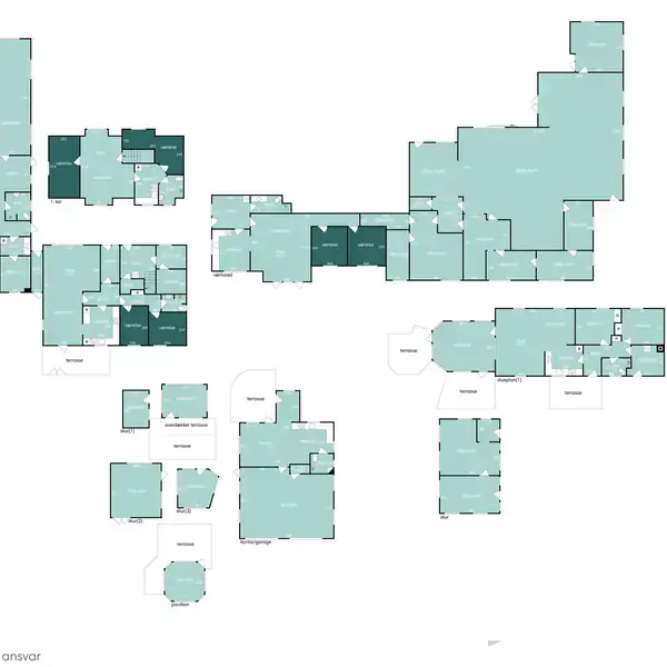 Plantegning af bygning viser forskellige rum i lyseblå nuancer uden møblering. Tekst: "vejledende tegning uden ansvar." De forskellige sektioner er adskilt, og et kompas vises nederst til højre.
