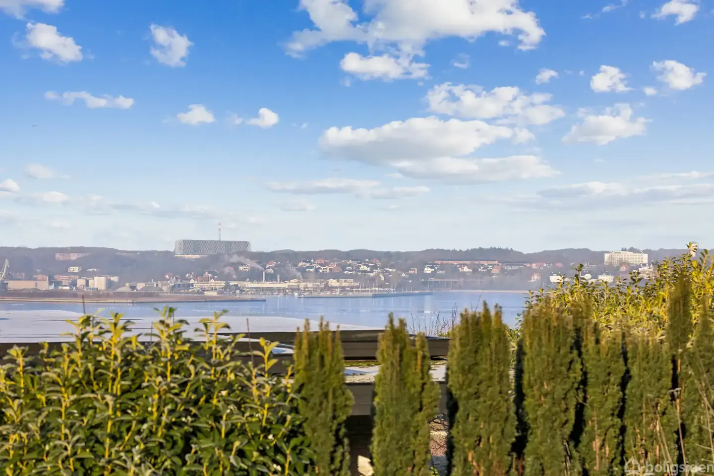 Fjordnær beliggenhed i attraktive omgivelser