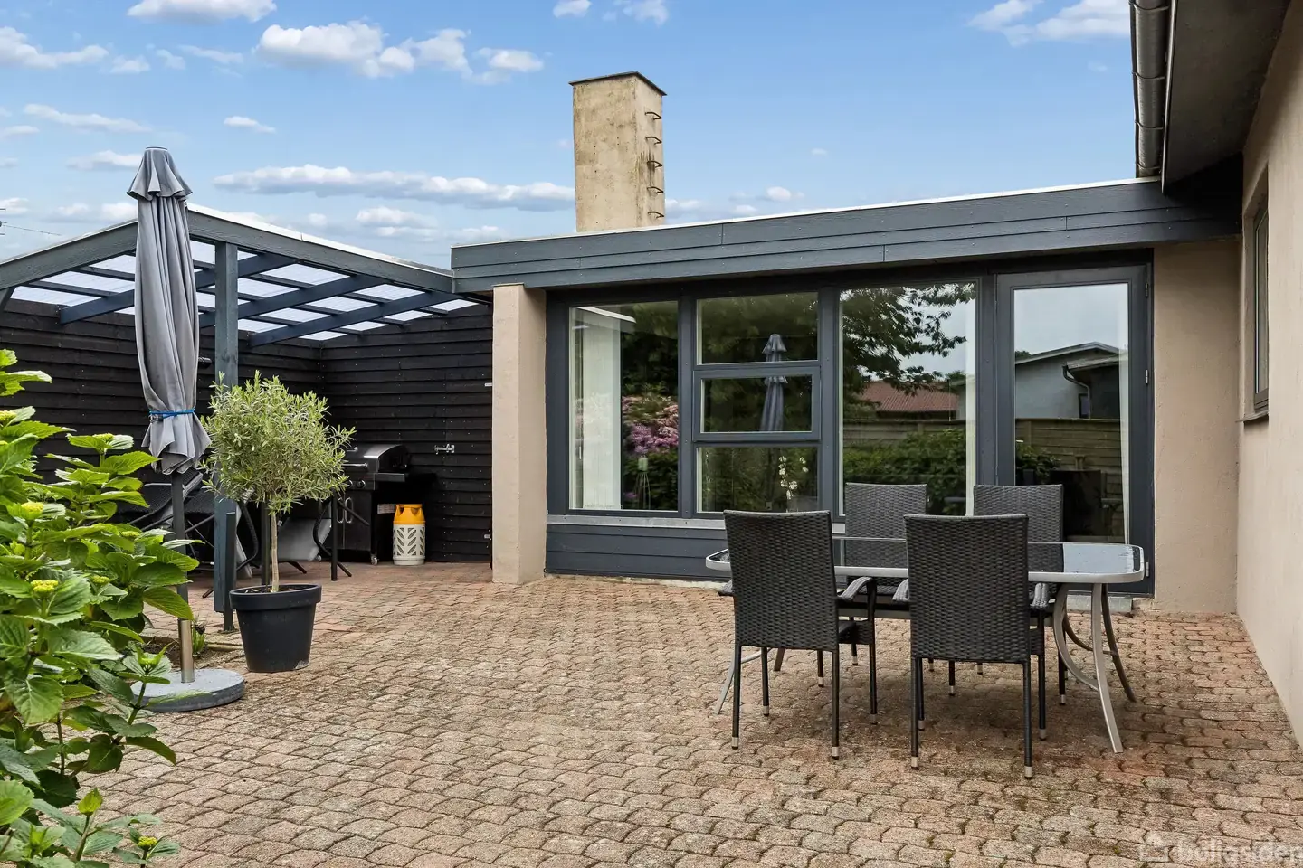 Velkommen til Abildhøj 11 i Struer – velholdt villa med skønne opholdsrum og dejligt terrassemiljø