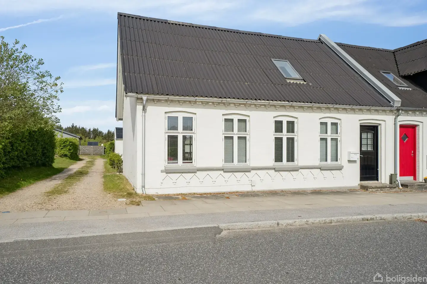 Charmerende byhus med flexboligstatus og skøn sydvestvendt terrasse midt i naturskønne Bryrup!