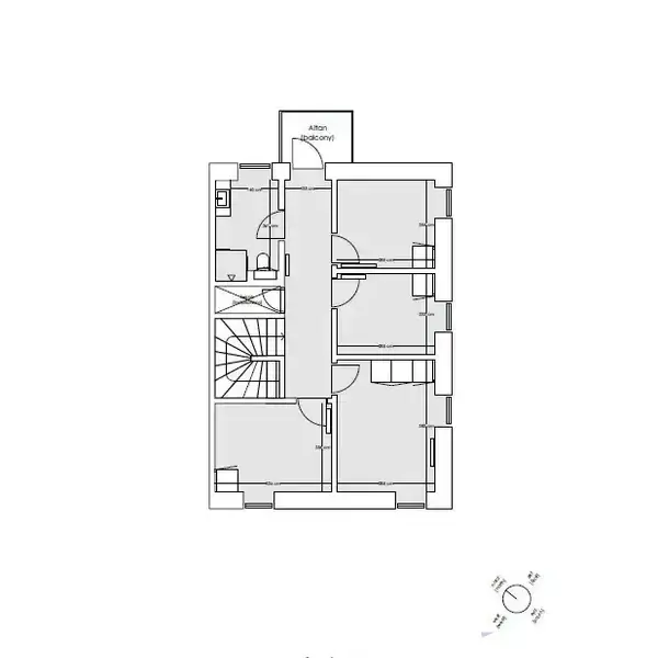 Plantegning viser en lejlighed med tre værelser, et køkken og et badeværelse. Øverst er en altan markeret som "Altan (balcony)". Trappe til venstre leder op til boligen.