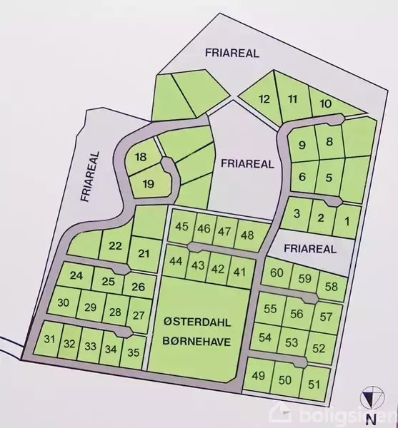 Kort viser en udstykning af parceller med numrene 1-60, omgivet af flere områder markeret som "FRIAREAL". En børnehave ved navn "ØSTERDAHL BØRNEHAVE" er centralt placeret. Nord er markeret.